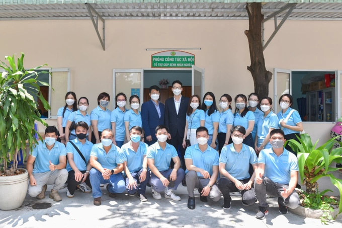Shinhan Life Vietnam’s representatives of the Board of Directors and staff visited and presented to children at Childrens Hospital 2, HCMC on the occasion of International Childrens Day June 1st