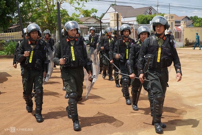 Police officers are deployed to arrest people involved in attacks on Dak Lak commune offices on June 11, 2023. Photo by VnExpress/Tran Hoa