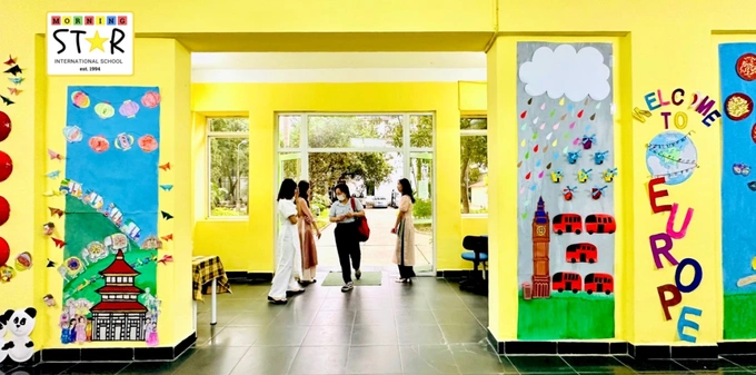 Teachers welcome parents to join school tour. Photo by Morning Star International School