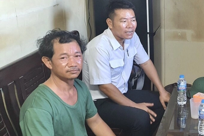 Le Van Hung (in green shirt) is rescued and brougyht to Phu Quy Island after falling off a fishing vessel and floating at sea. Photo by VnExpress/Trung Thanh