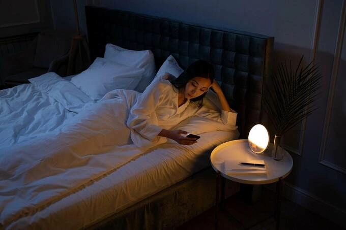 Vietnamese young people are increasingly suffering from insomnia. Photo illustration by Pexels