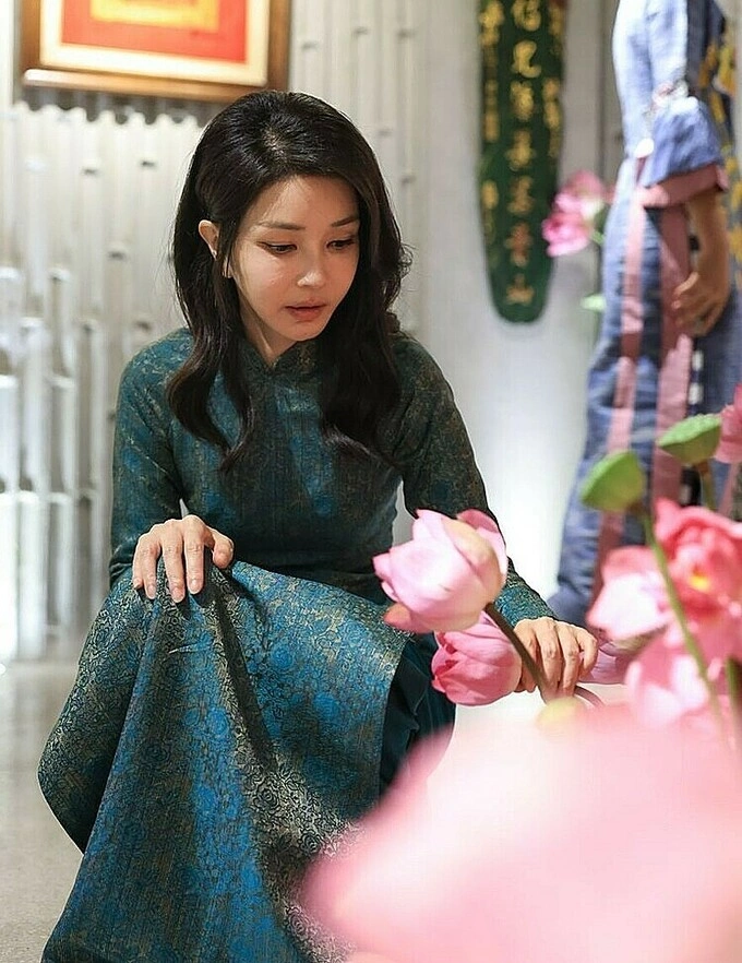 South Koreas first lady Kim Keon-hee at a tea party on June 23, 2023. Photo courtesy of the World &Vietnam Report