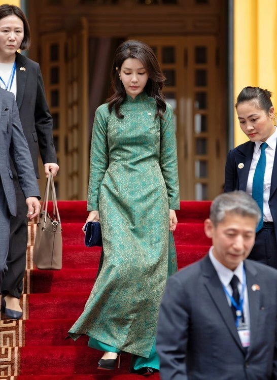 South Korean First Lady Kim Keon-hee leaves the Presidential Palace in Hanoi on June 23. Photo by VnExpress/Giang Huy