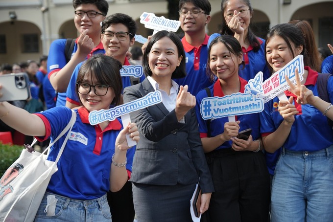 Tran Phuong Nga, CEO of Thien Long Group taking pictures with the volunteers at the opening ceremony. Photo courtesy of Thien Long.