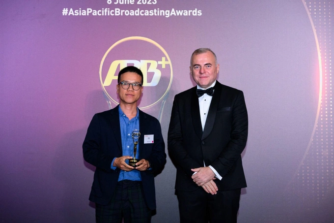 Le Khac Hieu, technology and products president of Galaxy Play received the Excellence Award for Theater Grade Sound. Photo courtesy of Galaxy Play.