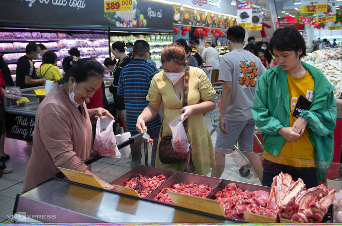 Shoppers at a Go supermarket in Ho Chi Minh City on June 18, 2023. Photo by VnExpress/Thanh Tung