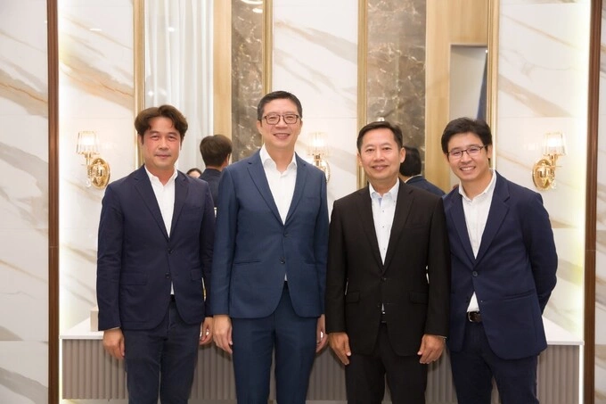 Sittichai Sukkitprasert (2nd, L), managing director of Siam Sanitary Ware Industry and Sanitary Fittings. Photo courtesy of Cotto