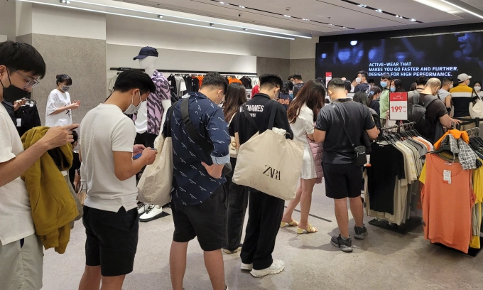 Young people in Vietnam are increasingly willing to spend more on clothing, electronic devices, and personal hobbies. Photo illustration by VnExpress/Anh Tu