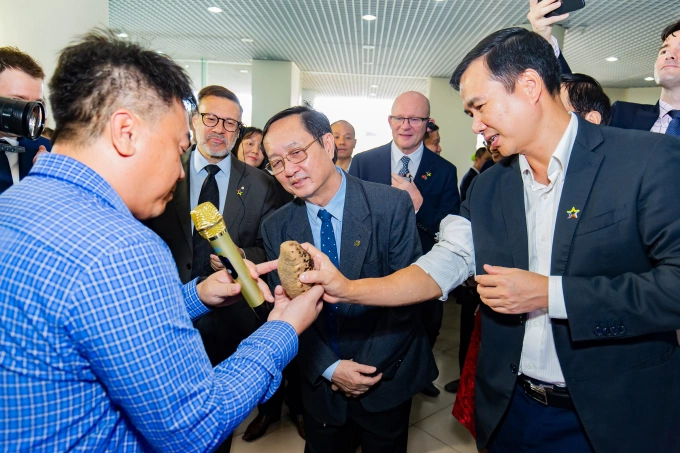 Minister of Science and Technology Huynh Thanh Dat (C) and Deputy Minister Bui The Duy (R) inspect a sea cucumber from a farming program under Aus4Innovation at the Australia-Vietnam Innovation Partnership Day in Hanoi, June 30, 2023. Photo by VnExpress/Tung Dinh