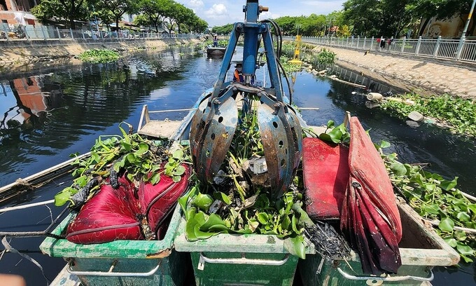 A crane collects garbage from Tan Hoa - Lo Gom Canal, June 28, 2023. Photo by VnExpress/Dinh Van