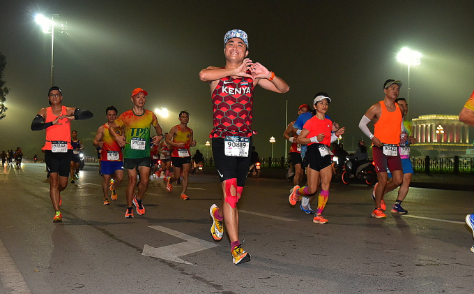 Runners participate in the Hanoi 2022 night run. Photo courtesy of VM