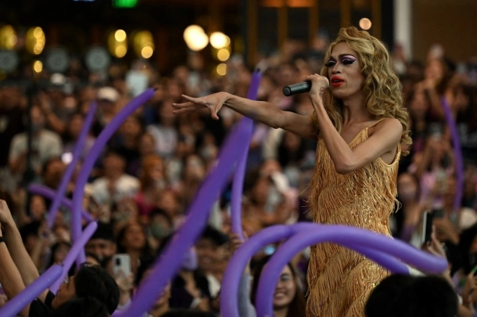 Taylor Sheesh performs on the stage at a Manila shopping center on July 7, 2023. Photo by AFP
