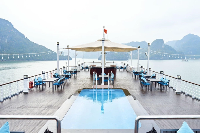 A 360-degree sundeck on Paradise Grand