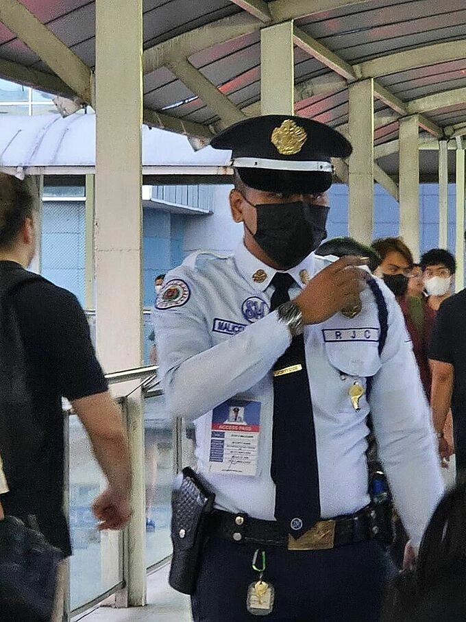 Jojo Malecdem, the mall cop that threw the puppy from a 5-meter-high footbridge. Photo from Janine Santos’ Facebook
