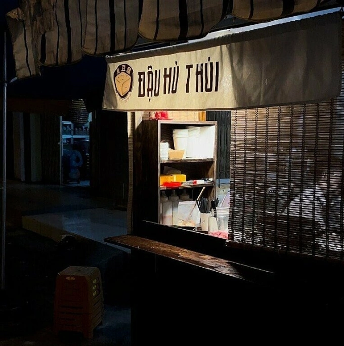 La Phuc Khangs stinky tofu cart at Tran Quoc Thao apartment building in District 3, HCMC. Photo by La Phuc Khang