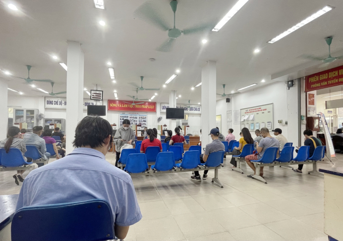 People registering to receive unemployment compensation at the Hanoi Center for Employment Services on June 20, 2023. Photo by VnExpress/Phan Duong