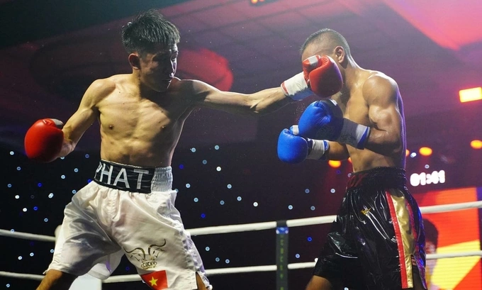 Sam Minh Phat (L) in the fight with DianXing Zhu at WBO Global Prelude on July 15, 2023. Photo by Cocky Buffalo