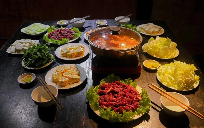 Black chicken hotpot is a familiar and beloved dish in northern mountainous regions, such as Lao Cai and Ha Giang. It consists of black chicken cooked in a broth with mushrooms, ginger, red apples, and an assortment of vegetables like wood ear mushrooms, shiitake mushrooms, cabbage, beef, and corn. Tourists particularly enjoy this hotpot dish because black chicken is known for its sweetness, aroma, and crunchy texture. Photo by Quynh Mai