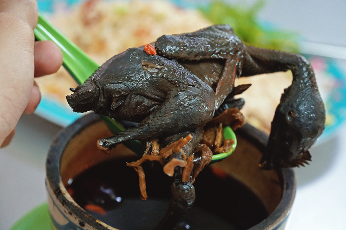 The culinary website also suggests diners try black chicken stewed with traditional Chinese medicine. Although the dish originates in Jiangxi Province, it has gained popularity in the mountainous region of Sa Pa in northern Vietnam. The small black chicken is known for its slightly tough yet sweet and aromatic meat. To create this herbal soup, the chicken is cooked using a double boiling method, infused with a variety of herbs including bamboo shoots, ginger, lotus seeds, wild yam, berries, and dried scallops. The soup is served hot, immediately after preparation, allowing the rich flavors to be enjoyed to the fullest. Photo by DiVy