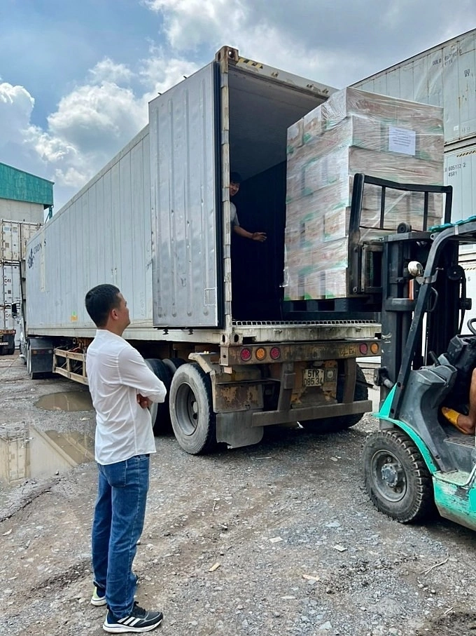 Ca Men’s founder Nguyen Duc Nhat Thuan looks at the first batch of snakehead fish rice porridge bound for the U.S. last month. Photo courtesy of Ca Men