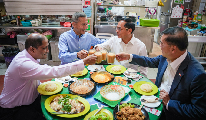 Vietnams Minister of Foreign Affairs Bui Thanh Son (2nd, R) and Sinagores Minister for Foreign Affairs Vivian Balakrishnan (2nd, L) have lunch at Maxwell Food Centre, July 18, 2023. Photp by Ministry of Foreign Affairs, Singapore