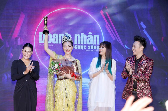 My Nguyen (second from L) was crowned the winner of the 2023 Guong Mat Anh Bia contest. Photo from Miss World Business’ Facebook