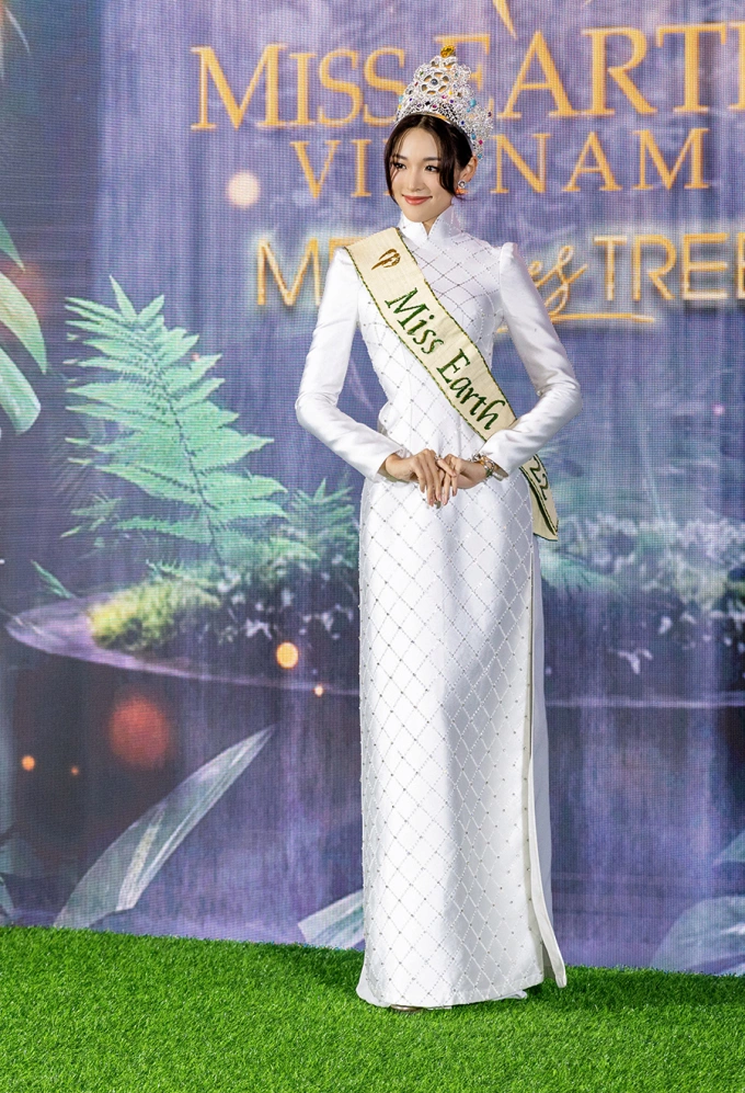 Miss Earth 2022 Mina Sue Choi dons a white sequin ao dai during the Miss Earth Vietnam 2023 press conference. Photo courtesy of Miss Earth Vietnam