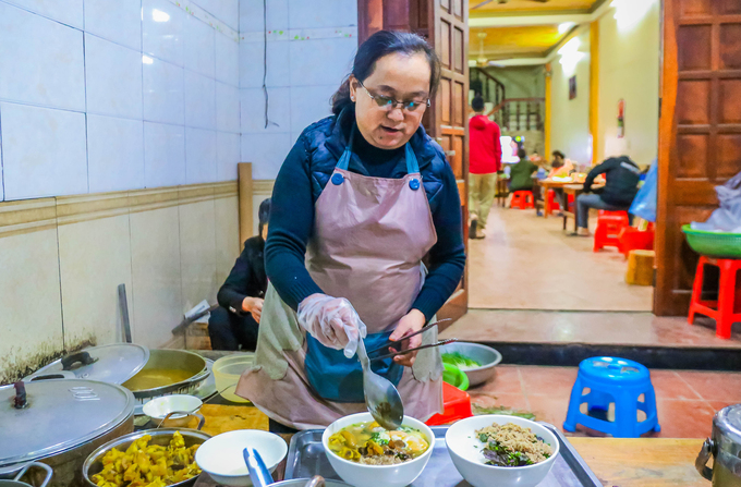 Situated at No. 140 on Highway 4C, about 1 kilometer from Dong Van Town in the northern highlands province, Moc Mien eatery has earned its reputation as one of the oldest and most cherished establishments serving au tau (Aconitum Fortunei Hemsl) porridge. Since its inception in 1996, the shop has been drawing in people from the region and travelers stopping by Dong Van. As au tau porridge is traditionally enjoyed during the evening, the shop operates exclusively from 6 p.m. onwards.