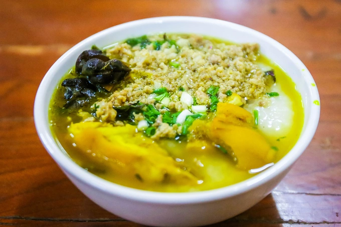 Au tau porridge is a Ha Giang staple, often referred to as bitter porridge due to its bitter taste. The dish is centered around au tau, a familiar tree native to the region, also known as thu o among other names. Despite the root being naturally poisonous, the local expertise in processing the fresh tuber turns it into a treat. Beyond its culinary use, au tau is treasured for its medicinal properties, offering remedies for colds, muscle relaxation, fatigue relief, and improved sleep.
