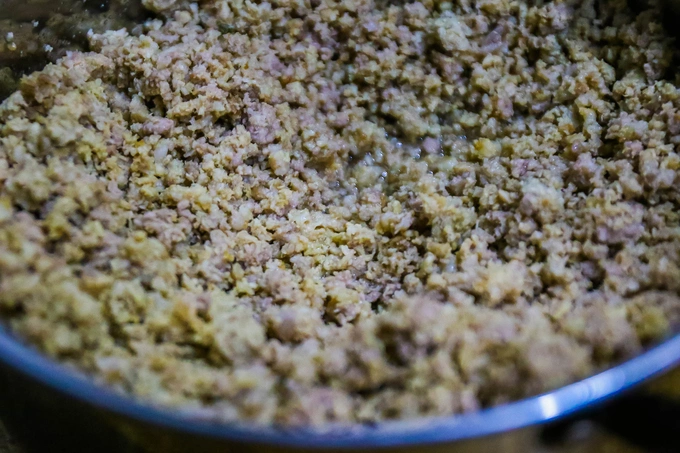 The preparation of au tau porridge involves a combination of the roots, rice, pork, pork legs, eggs, vegetables, and other ingredients. Mien, the shop owner, devotes hours daily to soak, pre-process, and simmer the ingredients to craft a pot of porridge. This cooking process requires experience and patience.
