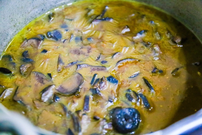 To neutralize its toxicity, the root must first be soaked in concentrated rice water for approximately 10 hours and then simmered for several more hours until all the toxins are safely released, rendering the roots tender. Mien personally tastes the simmered roots to confirm that all traces of poison have disappeared before serving the porridge to customers. Any lingering poison would cause numbness on the tip of the tongue. If unsure, she continues to cook and taste until the roots are completely safe for consumption.