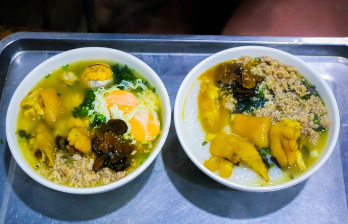 The resulting bowl of porridge boasts a blend of the yellow pork leg broth merging with the white, smooth porridge. The bitterness of the roots of au tau, the savory pork legs and minced meat, combined with the aromatic perilla, spicy pepper, and scallion, create a heartwarming treat for an evening in the highlands.