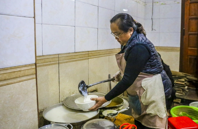 In Ha Giang, it is recommended that individuals consume only 1-2 bowls of au tau porridge per week. Each bowl is priced at VND30,000 ($1.30). Diners can enjoy au tau porridge in many other restaurants throughout Ha Giang City and Dong Van Town.