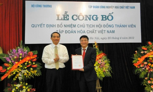 Nguyen Anh Dung (R) is appointed chairman of the Vietnam National Chemical Group in 2012. He later appointed a family member into a leadership position of a member company but his appointment was dismissed by the trade ministry. Photo by VnExpress