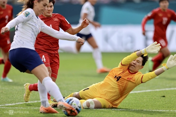 Vietnams goalkeeper Tran Thi Kim Thanh faces off American striker Alex Morgan. Photo by VnExpress/Duc Dong