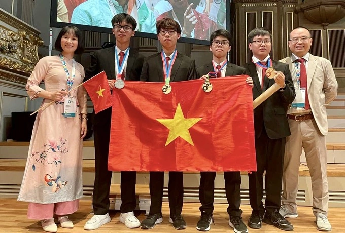Vietnamese students attending the International Chemistry Olympiad (IChO) 2023 pose with their medals and teachers. Photo by Ministry of Education and Training.