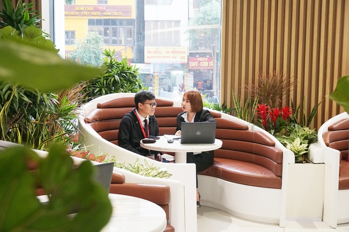 An employee guides a customer through transactions. Photo courtesy of Techcombank