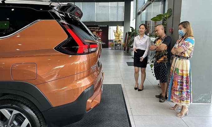 Customers look at a car at a dealer in Ho Chi Minh City. Photo by VnExpress/Pham Trung