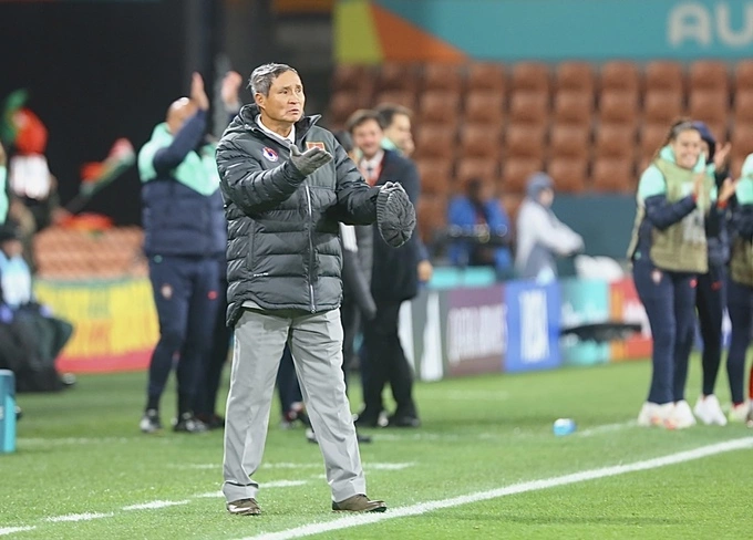 Coach Mai Duc Chung on the sideline of the Womens World Cup game between Portugal and Vietnam on July 27, 2023. Photo by VnExpress/Nguyen Ngu