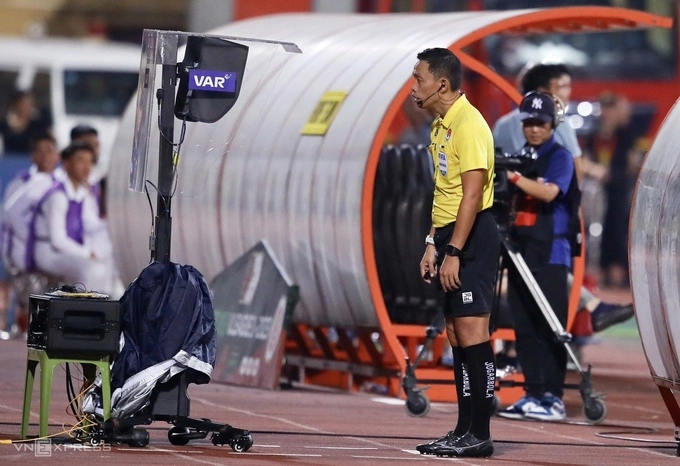 Referee Ngo Duy Lan reviews a play on VAR during the V. League game between Viettel FC and Hong Linh Ha Tinh on July 27, 2023. Photo by VnExpress/Trung Nhu