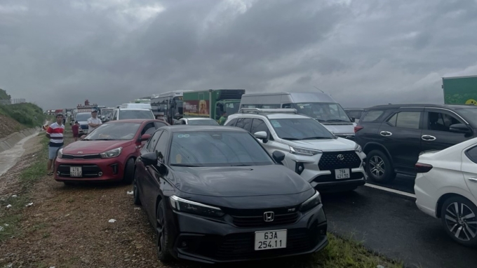 Autos are stuck in a gridlock on the direction from HCMC to Phan Thiet. Photo by VnExpress/Tu Huynh