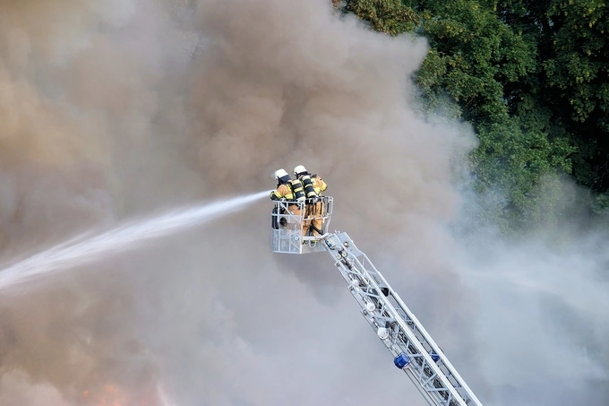 Firefighters trying to stop the fire. Illustration photo by Freepik