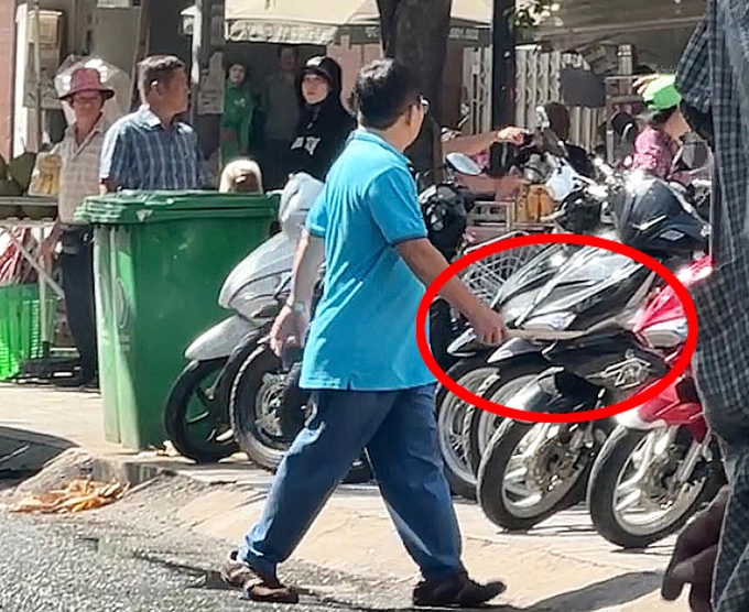 A ride-hailing driver holds a knife during a fight with three passengers in HCMC, October 4, 2023. Photo by VnExpress/Van Yen