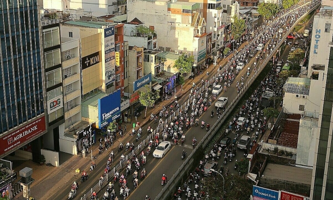 HCMC considers banning motorbikes on airport overpass