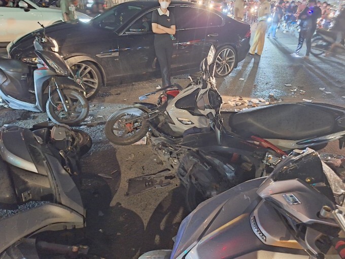 The scene at the accident on Truong Chinh Street in HCMCs Tan Binh District, October 17, 2023. Photo by Nguyen Hoang