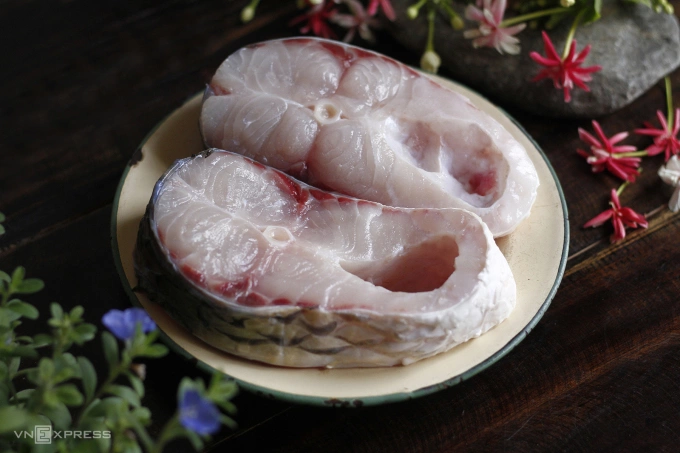 Cut the fish into thicker pieces to ensure a satisfying bite when enjoying it. Photo by Express/Bui Thuy