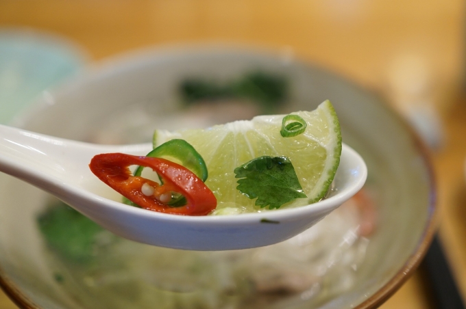 Adding squeezes of lime juice to pho bo helps increase the dishs nutrition value. Illustration photo by Pixabay