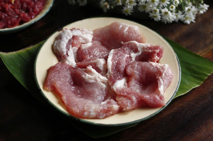 The pork cutlets, after being pounded, achieve a more even thickness in the meat. Photo by VnExpress/Bui Thuy