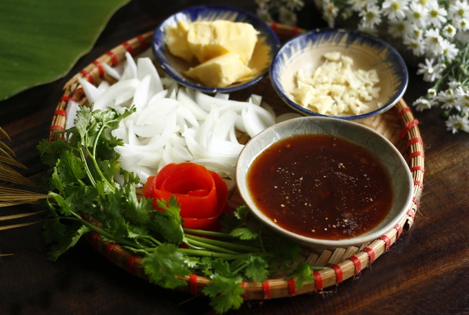 The sauce, along with ingredients such as coriander, onions, and butter, plays a significant role in determining the overall flavor of the dish. Photo by VnExpress/Bui Thuy