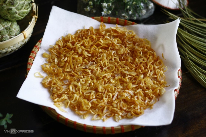 Fried shallots feature a golden color and a delightful aroma. Photo by VnExpress/Bui Thuy